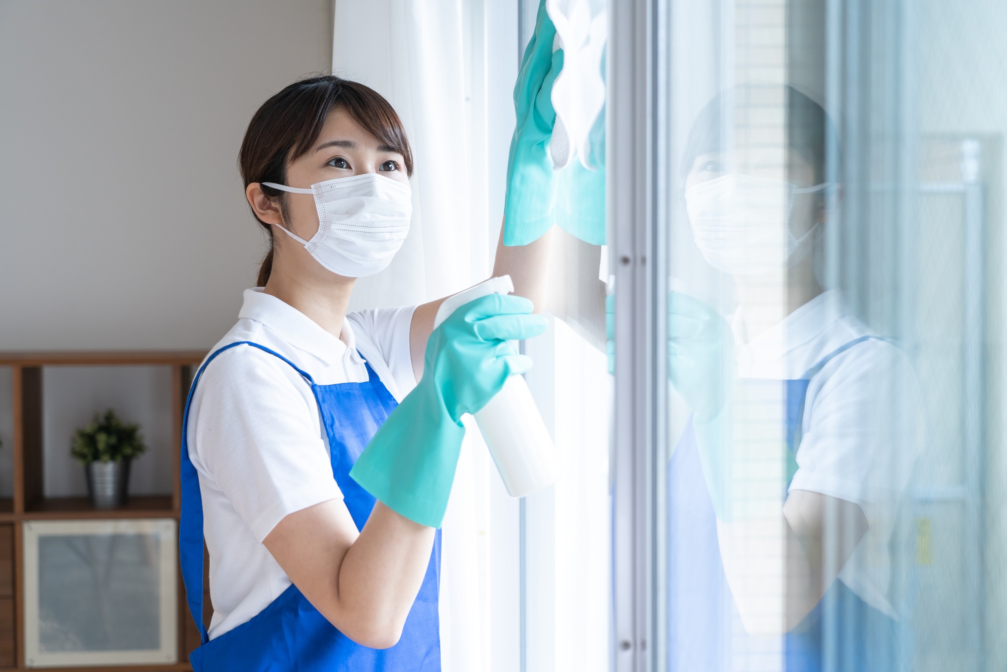 Dedicated cleaner ensuring sparkling results with window cleaning in Naples, FL